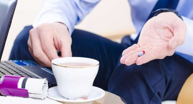 7 نوع نوشیدنی را برای بلع دارو استفاده نکنید! 7 نوع نوشیدنی را برای بلع دارو استفاده نکنید!