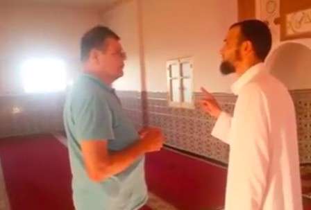 مسلمان شدن یک فرانسوی در یکی از مساجد مراکش مسلمان شدن یک فرانسوی در یکی از مساجد مراکش