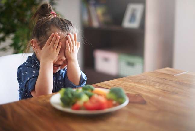 با بیمیلی کودکم به غذا خوردن چه کنم؟ با بیمیلی کودکم به غذا خوردن چه کنم؟