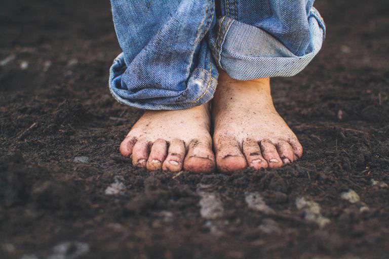 آیا پابرهنه راه رفتن برای کودکان مفید است؟ آیا پابرهنه راه رفتن برای کودکان مفید است؟