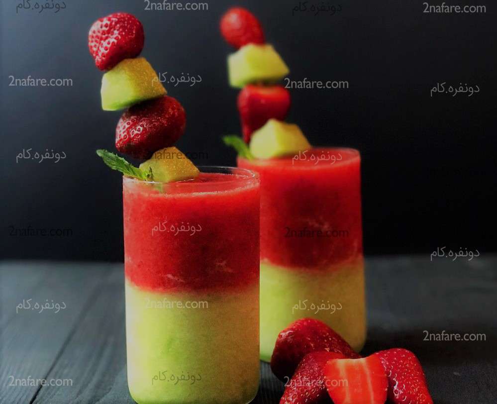 مقدار توت فرنگی و طالبی باید با هم مساوی باشه و بسته به مقداری که میخواین در نهایت اسموتی داشته باشین تنظیمش کنین …