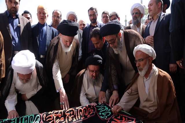 مراسم تشییع جنازه آیتالله دوزدوزانی در قم برگزار شد مراسم تشییع جنازه آیتالله دوزدوزانی در قم برگزار شد