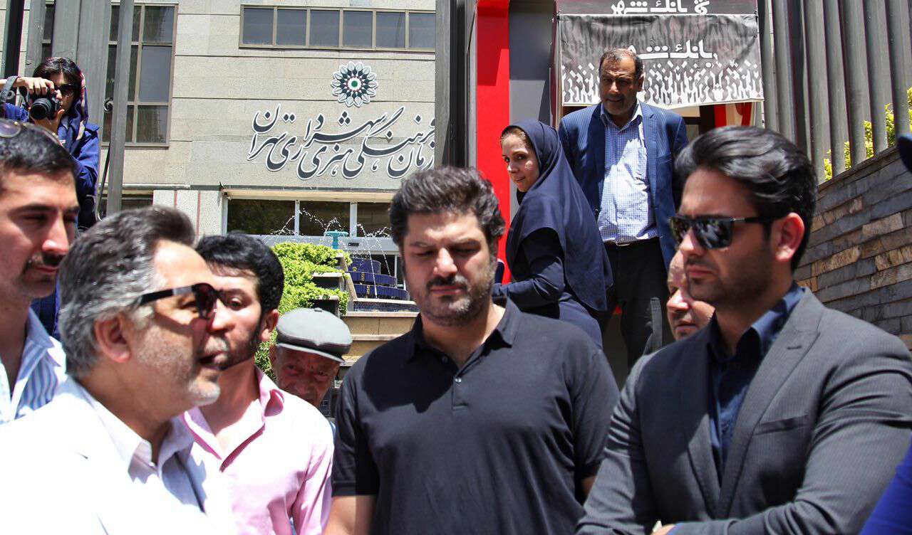 تجمع عوامل فیلم «دشمن زن» مقابل سازمان فرهنگی هنری شهرداری تهران تجمع عوامل فیلم «دشمن زن» مقابل سازمان فرهنگی هنری شهرداری تهران