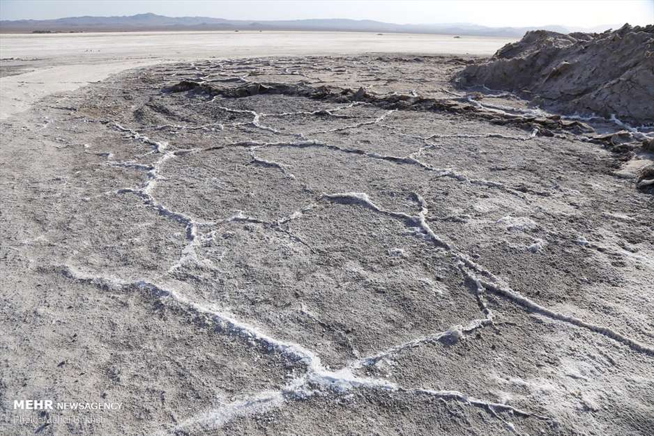 خشک شدن دریاچه نمک حوض سلطان قم