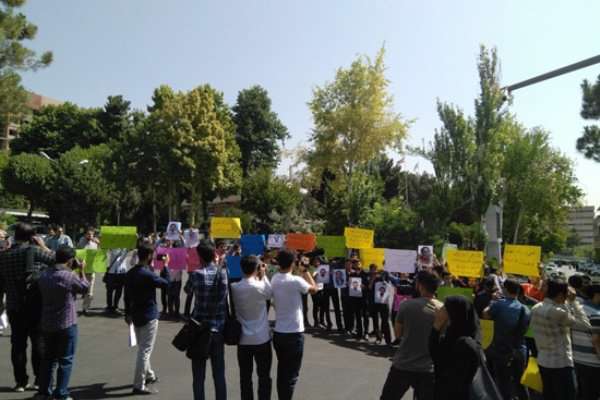 تجمع دانشجویان در اعتراض به بازرسی آژانس از دانشگاهها تجمع دانشجویان در اعتراض به بازرسی آژانس از دانشگاهها