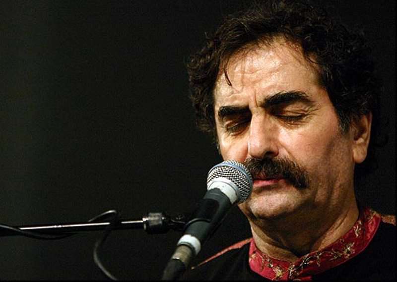 ناظری در کنسرتی آثار خاطره انگیز خود را اجرا می کند ناظری در کنسرتی آثار خاطره انگیز خود را اجرا می کند