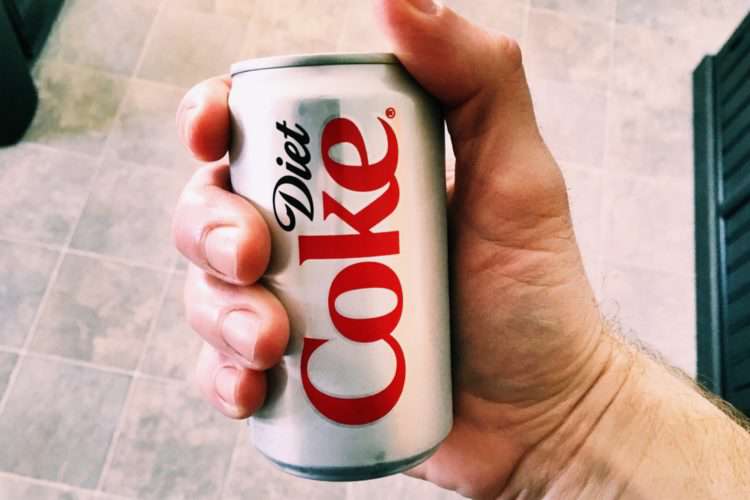نوشابههای رژیمی این 6 بیماری را به جانتان میاندازند نوشابههای رژیمی این 6 بیماری را به جانتان میاندازند