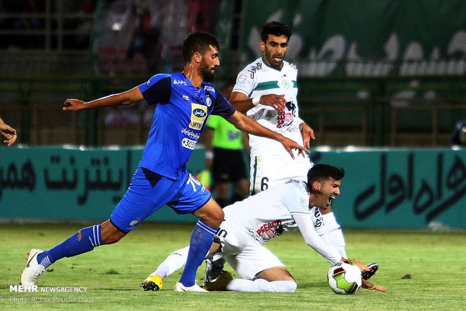 دیدار تیم های فوتبال ذوب آهن اصفهان و استقلال تهران