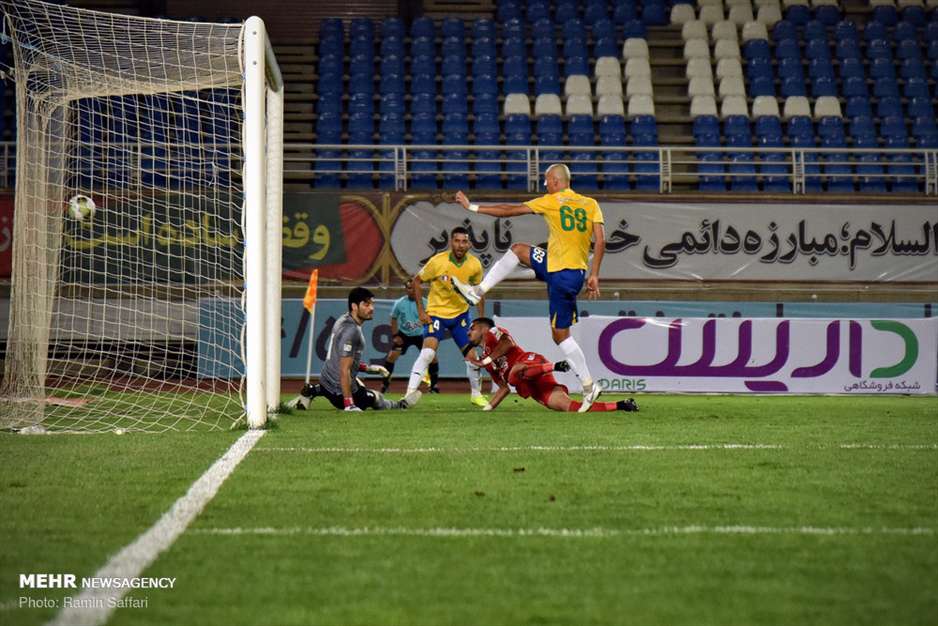 دیدار تیم های پدیده و صنعت نفت آبادان