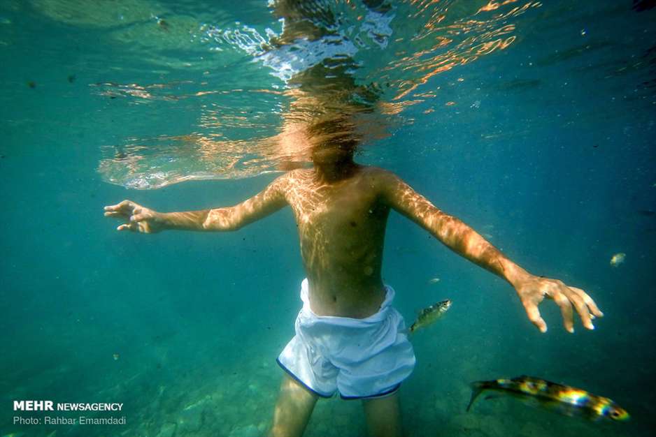 آبتنی در چشمه ای زیبا در هرمزگان