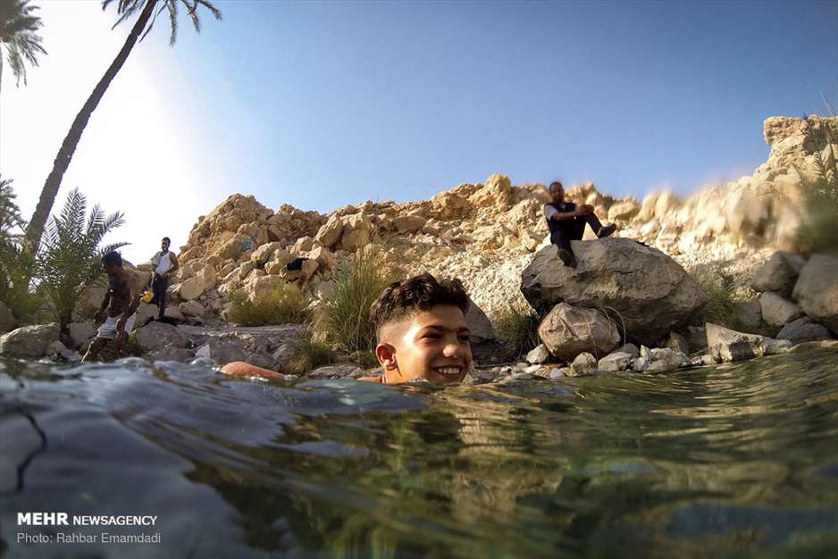 آبتنی در چشمه ای زیبا در هرمزگان