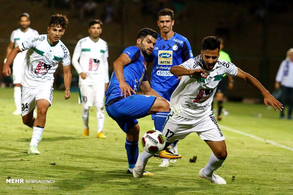 دیدار تیم های فوتبال ذوب آهن اصفهان و استقلال تهران