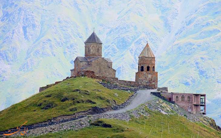 کلیسای ترینیتی گرگتی، جاذبه ای پنهان در کوه های گرجستان کلیسای ترینیتی گرگتی، جاذبه ای پنهان در کوه های گرجستان