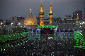 تعویض پرچم ‎گنبد حرم مطهر ‎امام‎ حسین(ع) در کربلا