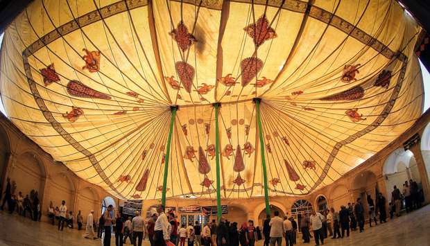 برافراشتن خیمه عزاداری محرم در صحن امامزاده موسی مبرقع