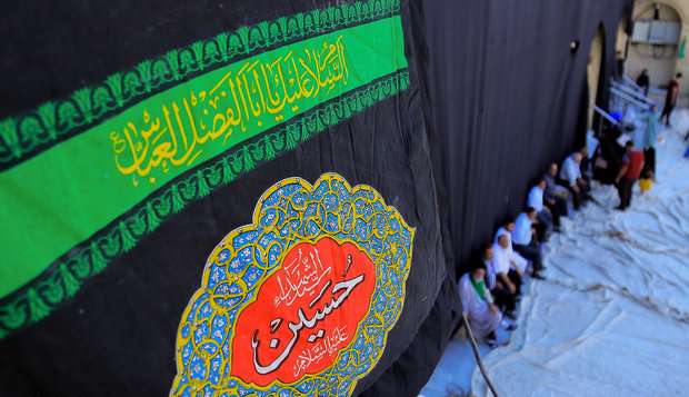 برافراشتن خیمه عزاداری محرم در صحن امامزاده موسی مبرقع