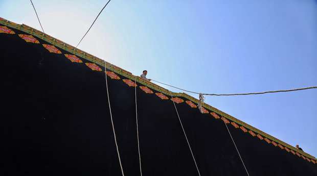 برافراشتن خیمه عزاداری محرم در صحن امامزاده موسی مبرقع