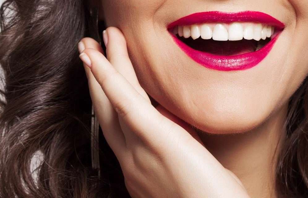 کدام رنگ رژلب دندان ها را سفیدتر نشان می دهد؟ کدام رنگ رژلب دندان ها را سفیدتر نشان می دهد؟