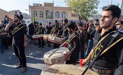 حرکت نمادین ورود کاروان امام حسین (ع) به کربلا و اجرای تعزیه- یزد 