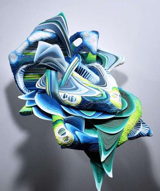  bato-adv مجسمه‌های غول پیکر از دل دیوار‌های گالری