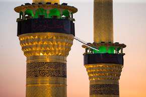 تعویض پرچم ‎گنبد حرم مطهر ‎امام‎ حسین(ع) در کربلا