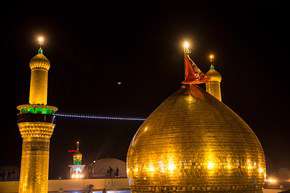 تعویض پرچم ‎گنبد حرم مطهر ‎امام‎ حسین(ع) در کربلا