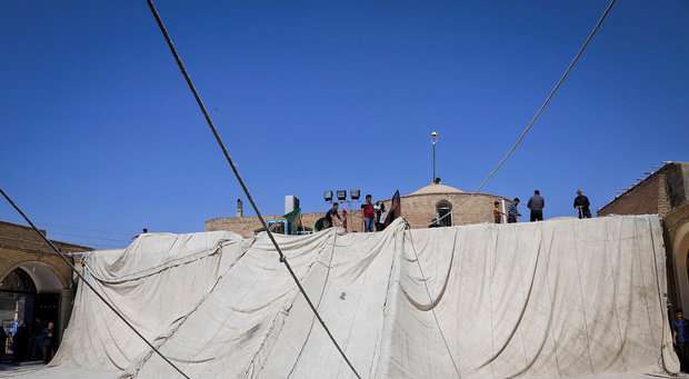 برافراشتن خیمه عزاداری محرم در صحن امامزاده موسی مبرقع