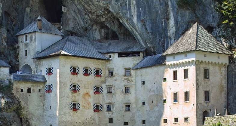 قلعه‌ای که درون غار ساخته شده! 