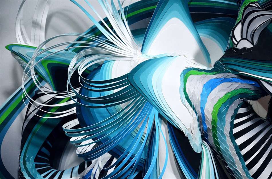  bato-adv مجسمه‌های غول پیکر از دل دیوار‌های گالری