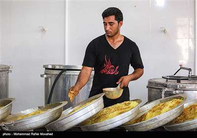 تهیه و توزیع غذای نذری در مناطق محروم جنوب استان کرمان 