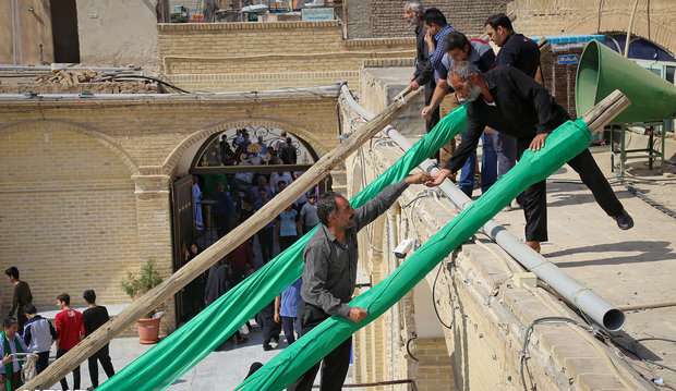 برافراشتن خیمه عزاداری محرم در صحن امامزاده موسی مبرقع