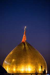 تعویض پرچم ‎گنبد حرم مطهر ‎امام‎ حسین(ع) در کربلا