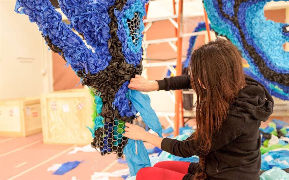  bato-adv مجسمه‌های غول پیکر از دل دیوار‌های گالری