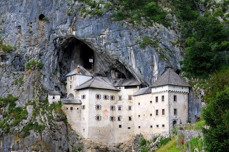 قلعه‌ای که درون غار ساخته شده! 