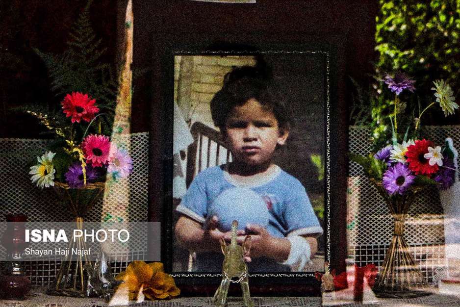 دفن کودکی زیر آوار جنگ