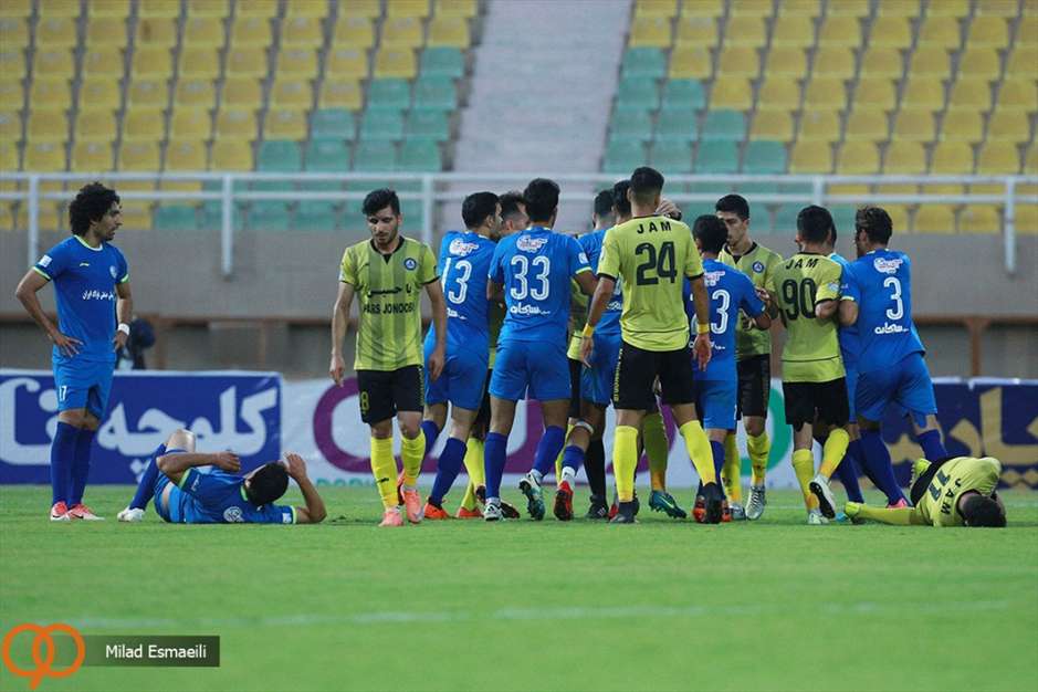 بازی فوتبال استقلال خوزستان و پارس جنوبی جم