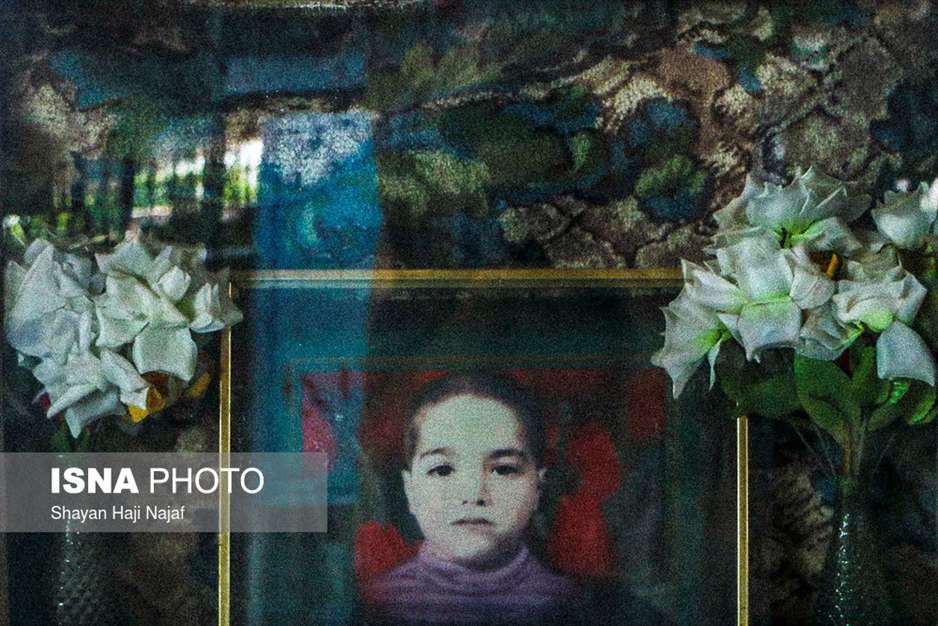 دفن کودکی زیر آوار جنگ