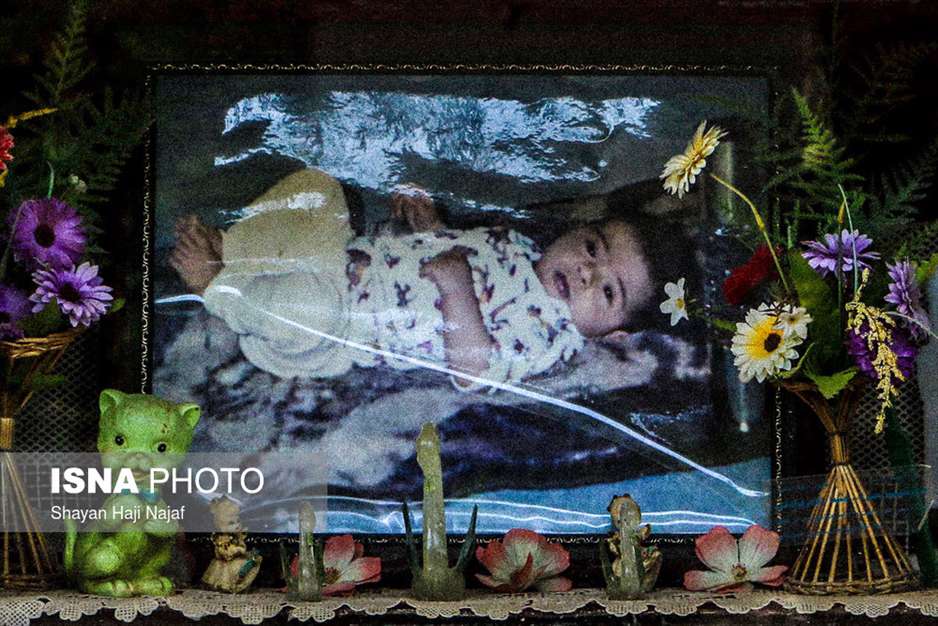 دفن کودکی زیر آوار جنگ