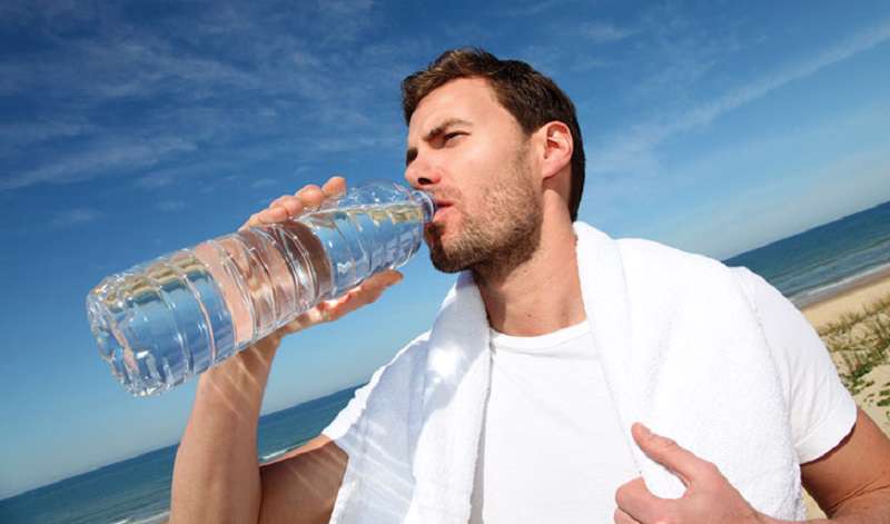 آیا نوشیدن آب روی کاهش وزن تاثیر دارد؟