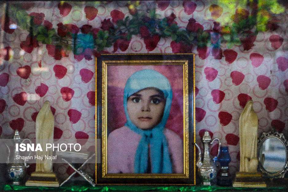 دفن کودکی زیر آوار جنگ