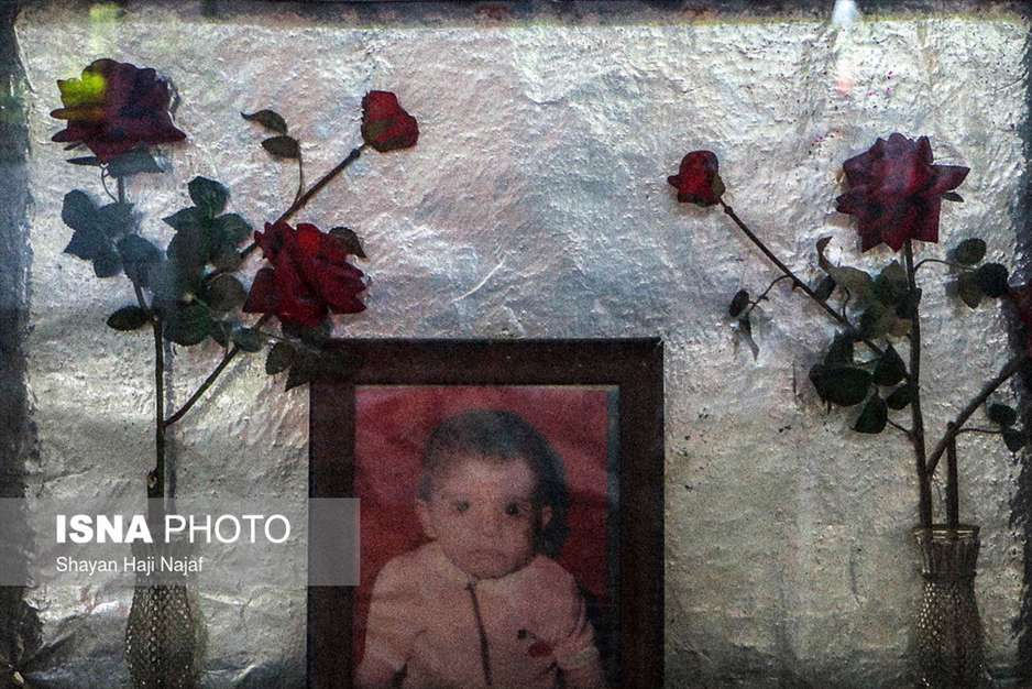دفن کودکی زیر آوار جنگ