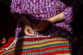 نقش‌بافی زنان در کنج زیارت