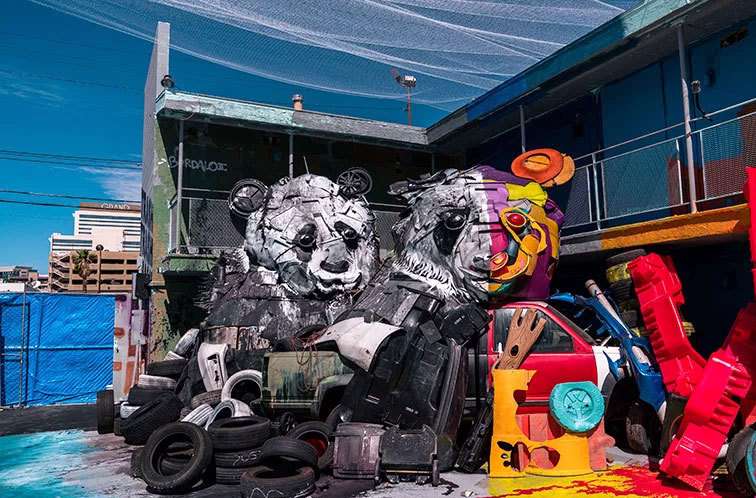 تبدیل زباله‌های ساحل به حیوانات غول‌پیکر! 