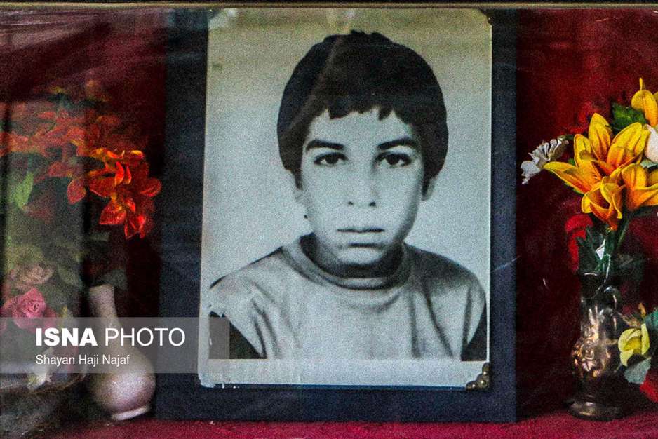 دفن کودکی زیر آوار جنگ