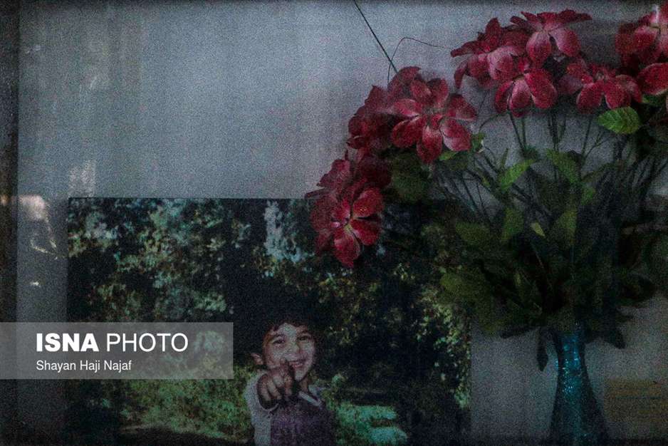 دفن کودکی زیر آوار جنگ