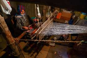 نقش‌بافی زنان در کنج زیارت