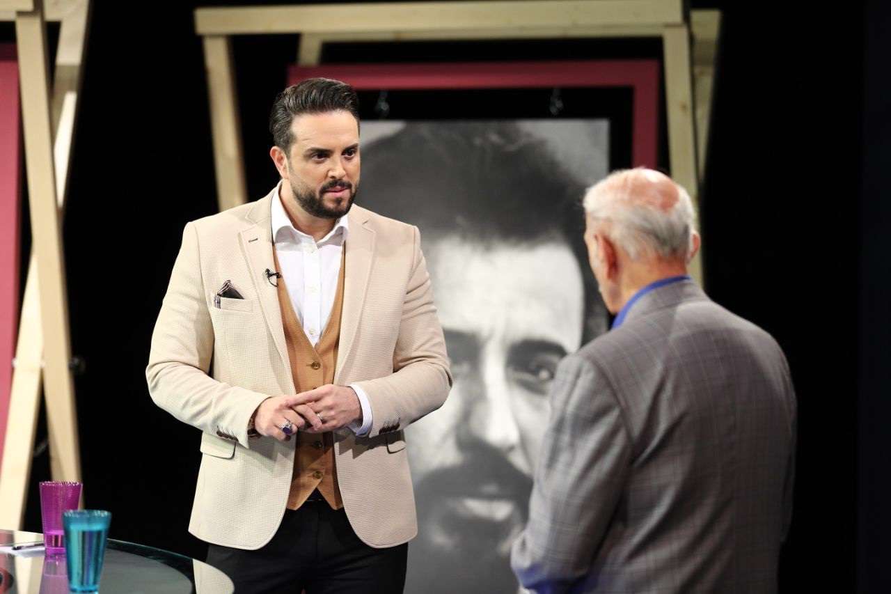 مردم، مهمانان برنامه را به ما معرفی میکنند