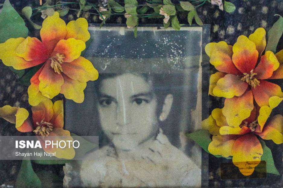 دفن کودکی زیر آوار جنگ