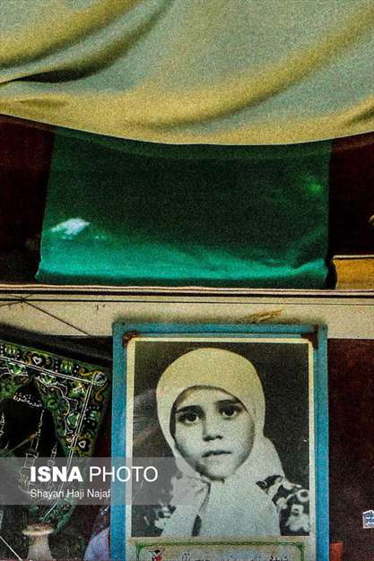 دفن کودکی زیر آوار جنگ