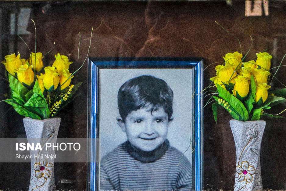 دفن کودکی زیر آوار جنگ